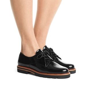 STUART WEITZMAN METRO PATENT LEATHER OXFORD